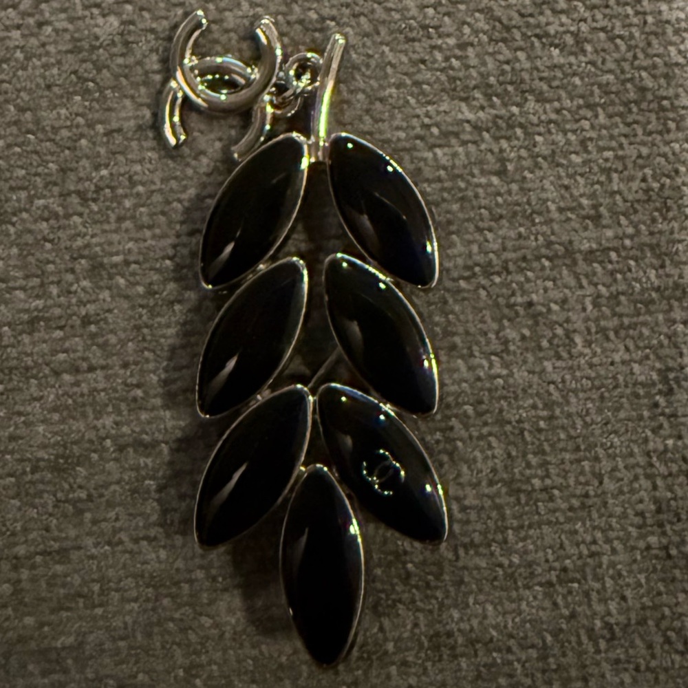 Black Leaf Pendant Brooch